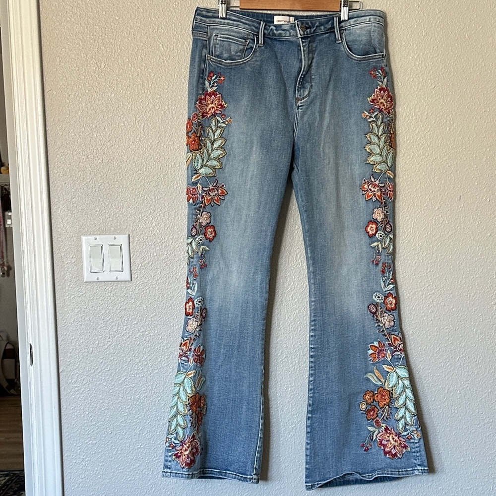 DRIFTWOOD Blue Jeans with Floral Embroidery